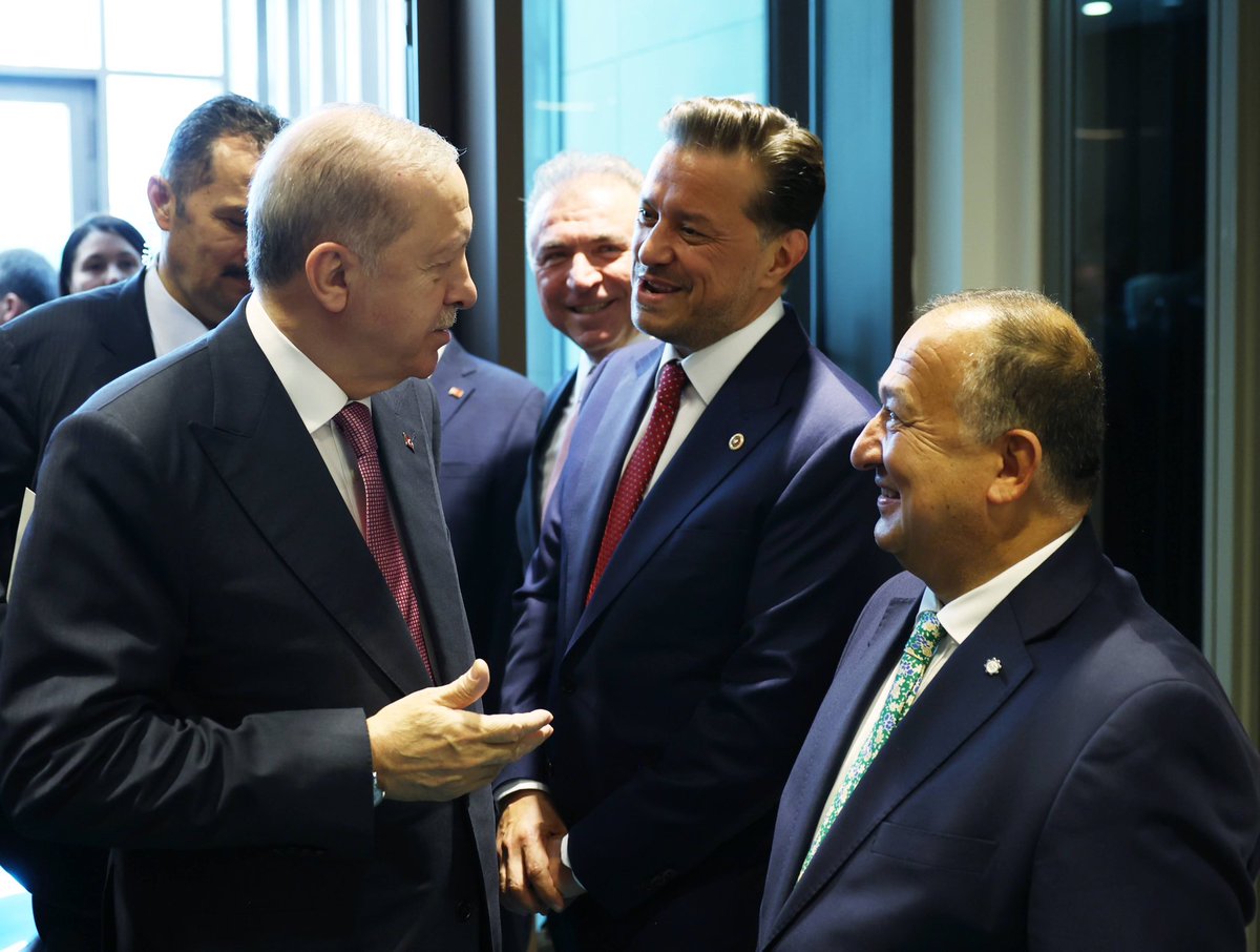 NebiHatipoglu's tweet photo. Cumhurbaşkanımız Sayın Recep Tayyip Erdoğan’la aynı davaya omuz vermenin, aynı istikamette yürümenin gururu tarif edilemez.

Liderimizin yanında, milletimize hizmet yolunda; dün olduğu gibi bugün de aynı inanç, aynı heyecan, aynı kararlılıkla...
@RTErdogan https://t.co/DTDz2rIapf