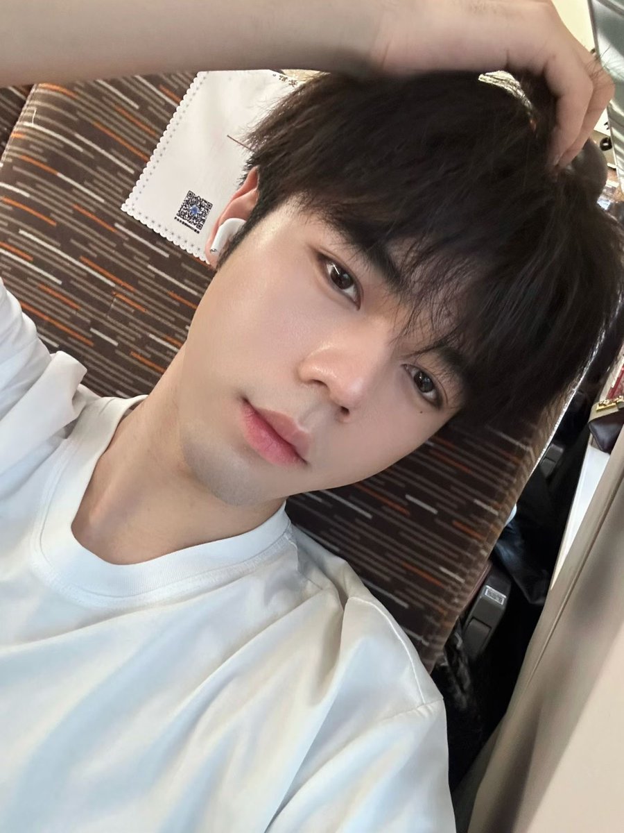 Hao1171's tweet photo. 老师很帅，脚底很怕痒 https://t.co/F2JR2KdjX0