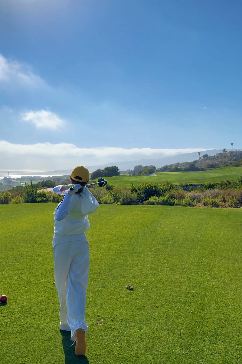 reggschul's tweet photo. I met up with some friends for golf today. We drank beer, talked about Winter Fashion Week, and the swings were still going on. https://t.co/BNElWaaAQa