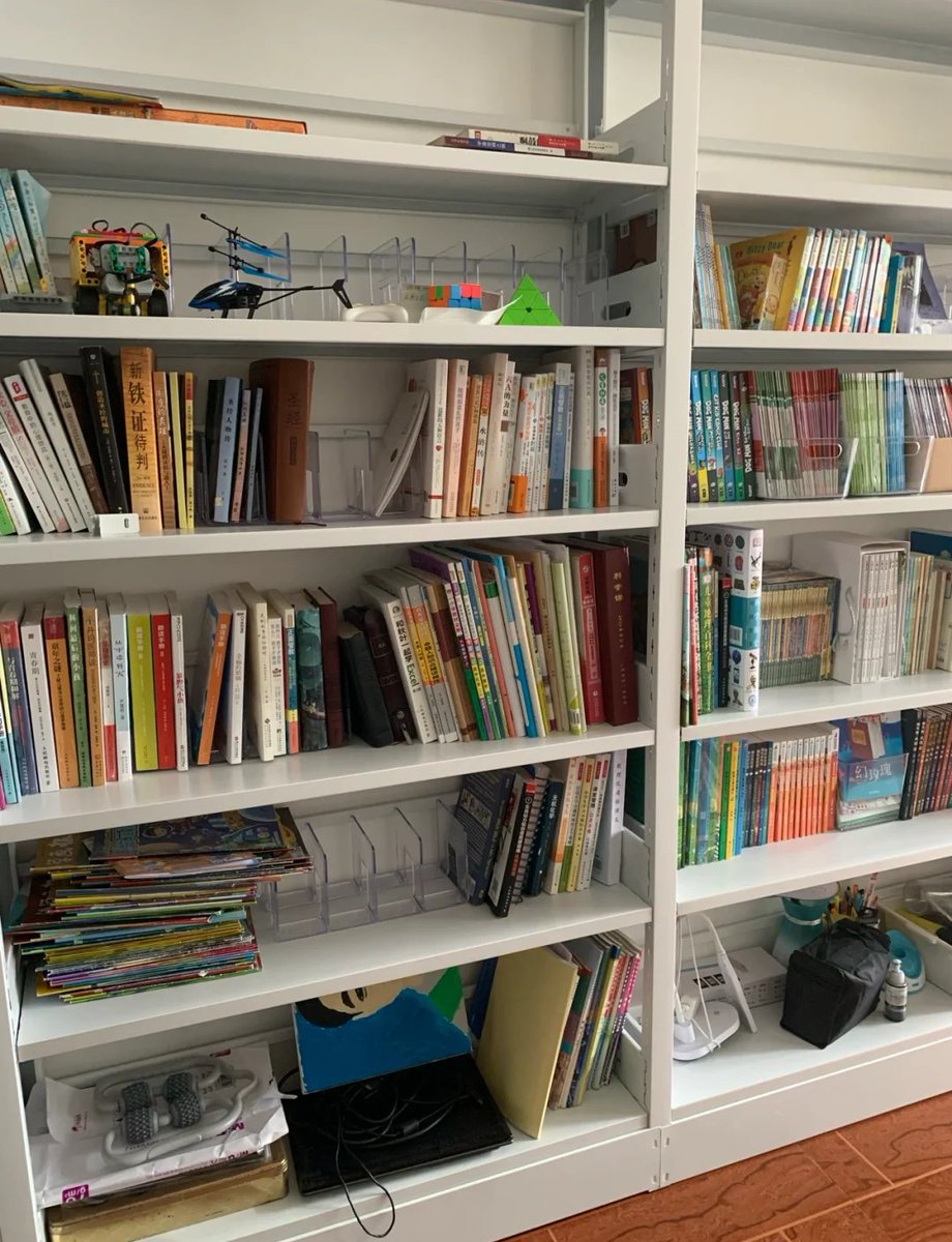 MamieChrisqtu4's tweet photo. Decluttered my old bookshelf today—vintage novels I haven’t read in years went to a local swap, and my desk feels so much lighter. Small win = big peace. https://t.co/PND8bS6EVy