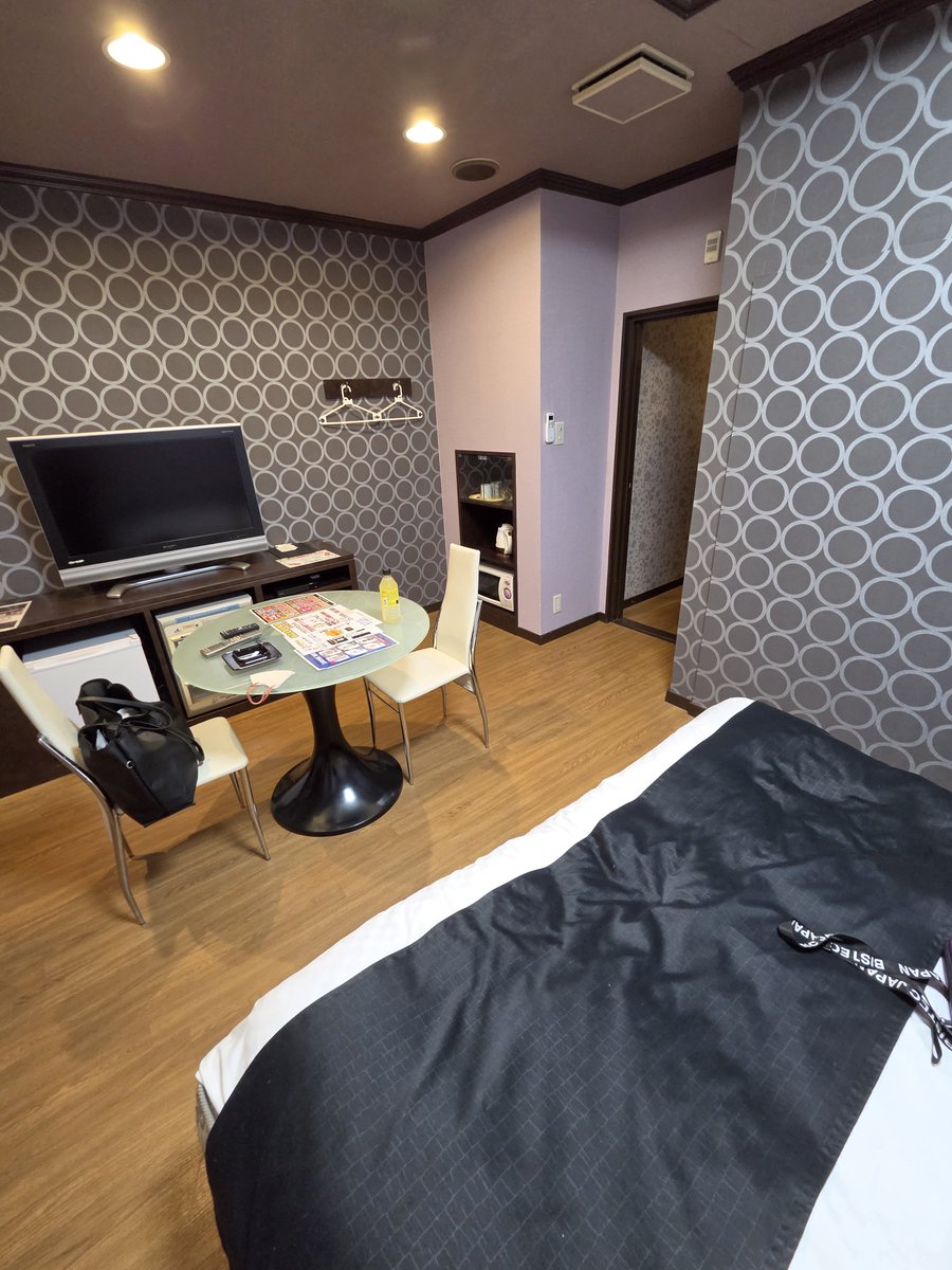 kantah_G's tweet photo. 本日のお宿
いつもの激安ラブホが満室のため
隣のラブホに
寝るだけだから何処でも良いけど
一人なら勿体無いな～ https://t.co/JHgSWeTH7t