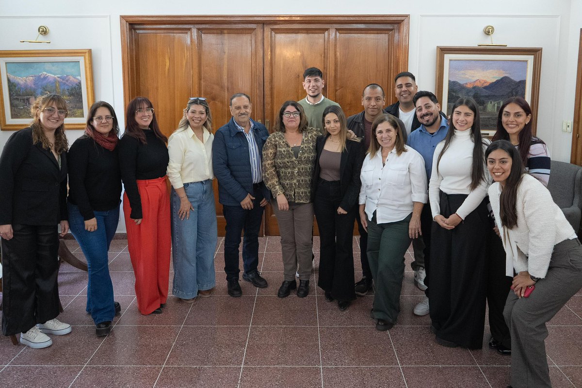 QuintelaRicardo's tweet photo. Fortalecemos lazos internacionales
Hoy nos reunimos con Marisa Acosta Niell, directora de la Secretaría de Género, Generaciones y DDHH, e Ingrid Geymonat, integrante del equipo técnico de +Talentos, del Municipio de Paysandú, Uruguay, quienes visitaron nuestra provincia en el marco de una misión de cooperación entre ambas ciudades.
El objetivo de este encuentro es promover el intercambio de experiencias y conocimientos sobre políticas públicas destinadas a las juventudes, compartiendo iniciativas que puedan inspirar y servir de base para futuras acciones.
Durante su visita a La Rioja, recorrieron escuelas, el Parque de Juventudes, el Núcleo de Conocimiento, el comedor estudiantil y distintos espacios donde las juventudes son protagonistas y participan activamente en la construcción de su presente y su futuro.
Seguimos construyendo puentes y compartiendo experiencias para generar más oportunidades para nuestras juventudes.