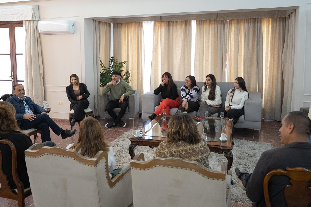 QuintelaRicardo's tweet photo. Fortalecemos lazos internacionales
Hoy nos reunimos con Marisa Acosta Niell, directora de la Secretaría de Género, Generaciones y DDHH, e Ingrid Geymonat, integrante del equipo técnico de +Talentos, del Municipio de Paysandú, Uruguay, quienes visitaron nuestra provincia en el marco de una misión de cooperación entre ambas ciudades.
El objetivo de este encuentro es promover el intercambio de experiencias y conocimientos sobre políticas públicas destinadas a las juventudes, compartiendo iniciativas que puedan inspirar y servir de base para futuras acciones.
Durante su visita a La Rioja, recorrieron escuelas, el Parque de Juventudes, el Núcleo de Conocimiento, el comedor estudiantil y distintos espacios donde las juventudes son protagonistas y participan activamente en la construcción de su presente y su futuro.
Seguimos construyendo puentes y compartiendo experiencias para generar más oportunidades para nuestras juventudes.