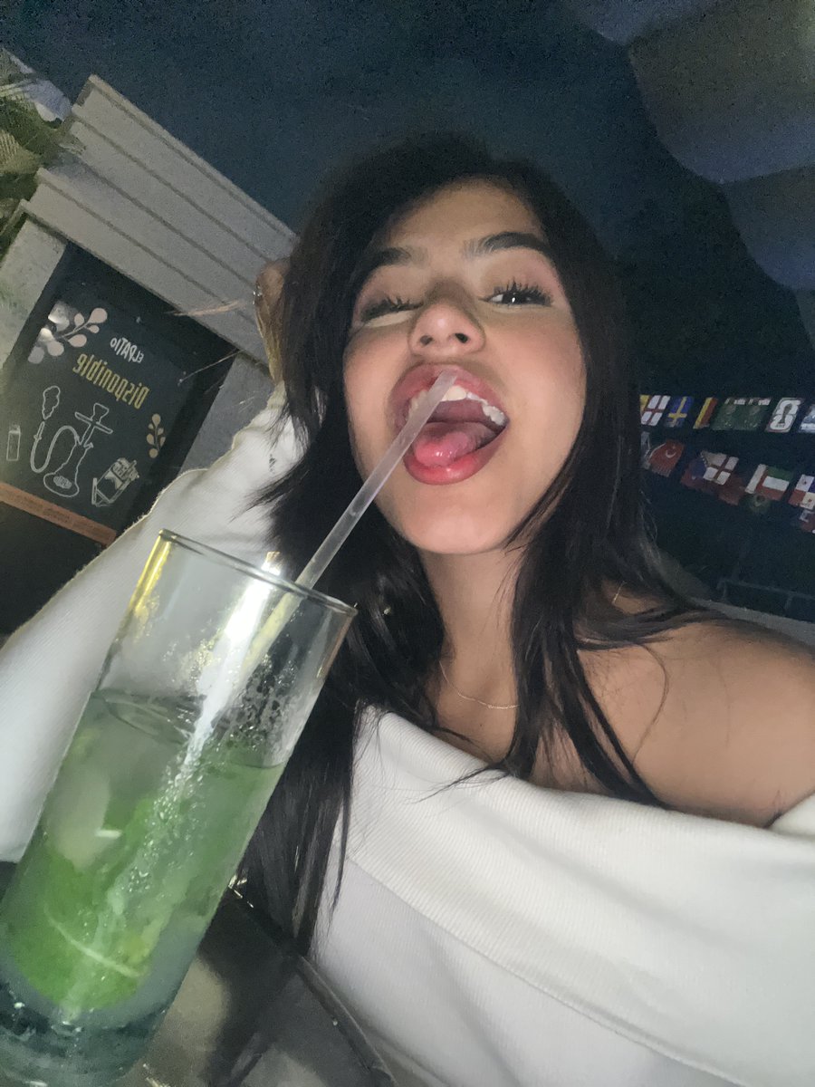 Mariasmithyz's tweet photo. I love getting things wet… especially my throat. 💦🥂 https://t.co/EjDFWFNF6G
