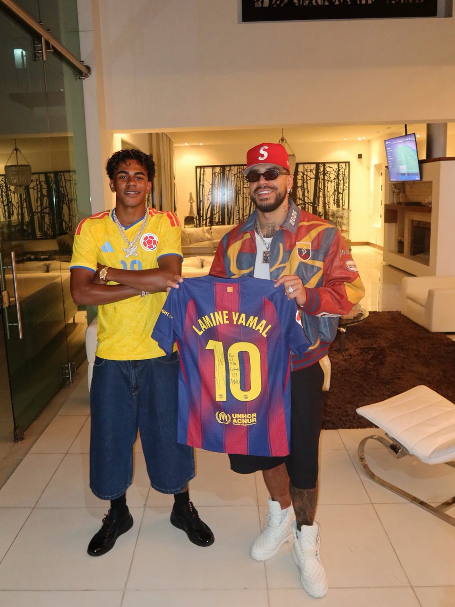 SC_ESPN's tweet photo. "COLOMBIA ES TU CASA HERMANITO". Luego de recibirlo en Medellín para el lanzamiento de su nuevo tema, Ryan Castro subió unos FOTONES con Lamine Yamal en modo Sele... ¡hasta se llevó la 10 del Barcelona de regalo! https://t.co/Z3kHjI7euu