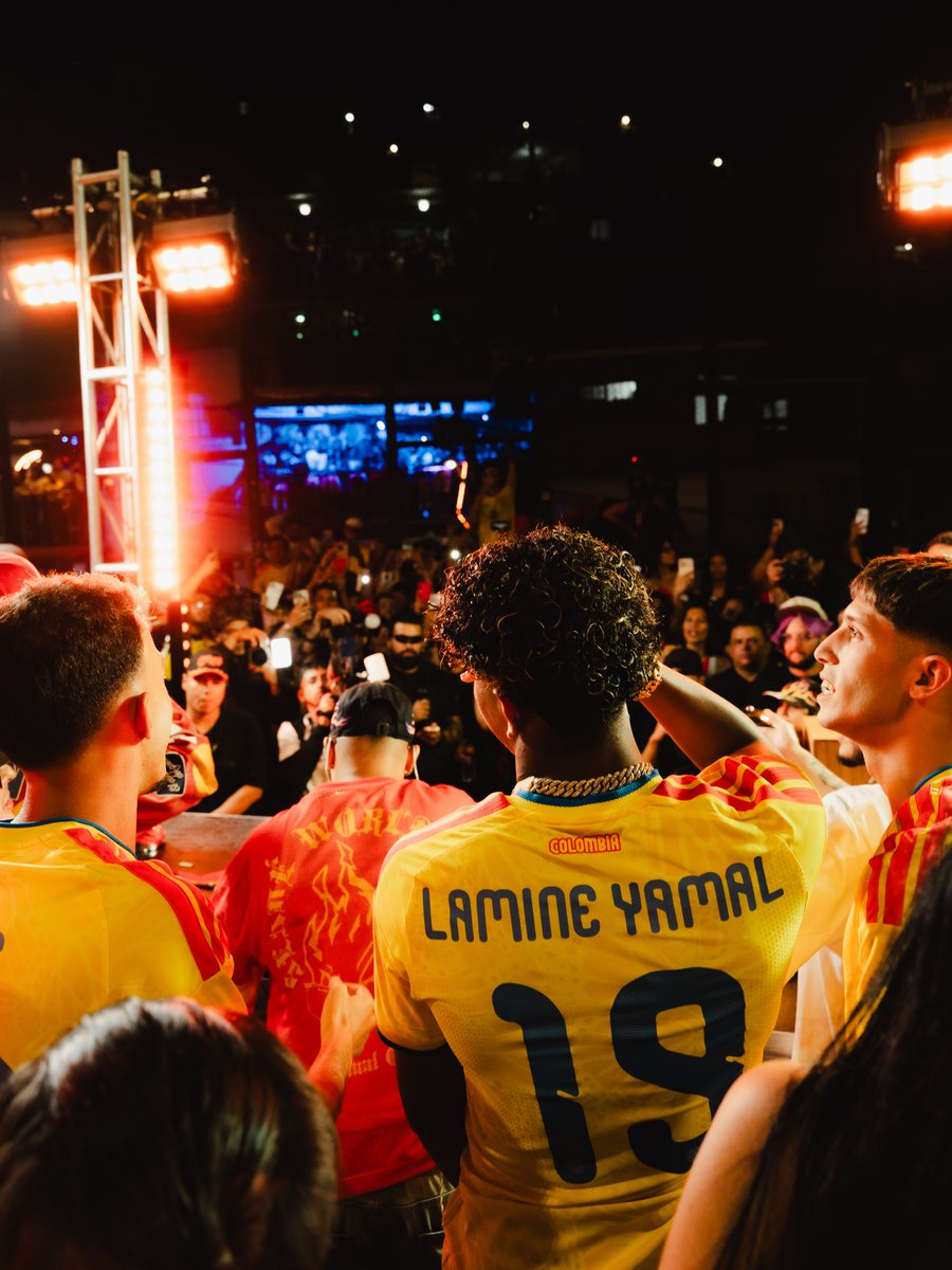 SC_ESPN's tweet photo. "COLOMBIA ES TU CASA HERMANITO". Luego de recibirlo en Medellín para el lanzamiento de su nuevo tema, Ryan Castro subió unos FOTONES con Lamine Yamal en modo Sele... ¡hasta se llevó la 10 del Barcelona de regalo! https://t.co/Z3kHjI7euu