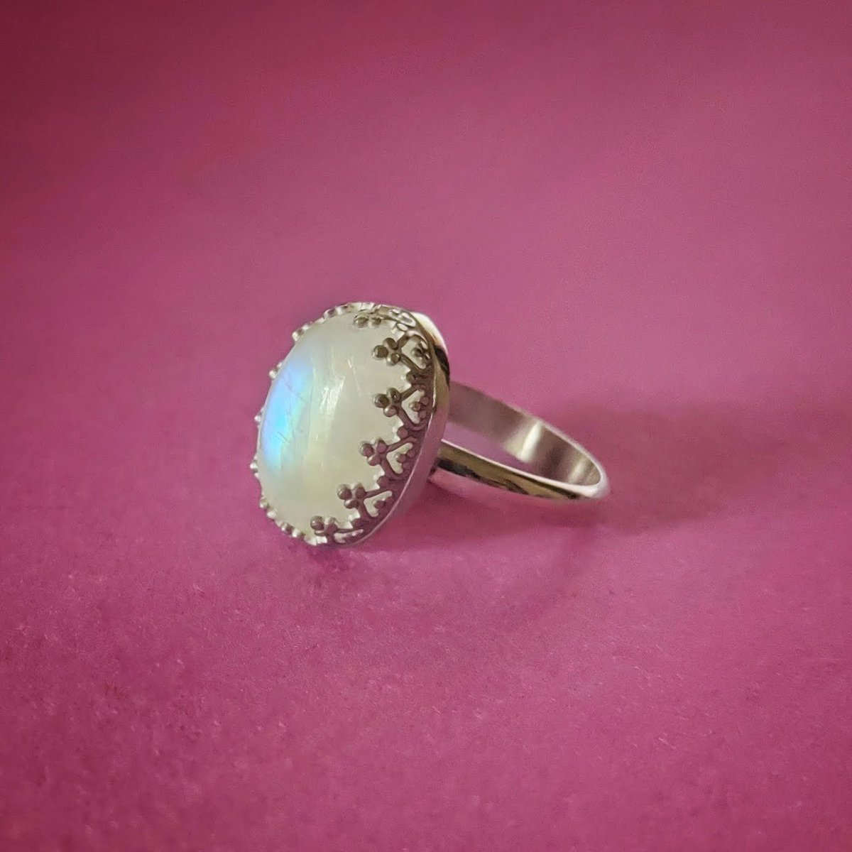 Joyas_CM's tweet photo. Anillo de plata con piedra luna de 1,4 x 1 cm. engaste decorado.
#joyascm #joyasdeplata #joyasartesanales #hechoamano #handmade #jewelry #silverjewelry #ring #piedraluna #moonstone https://t.co/XO6apcDJH2