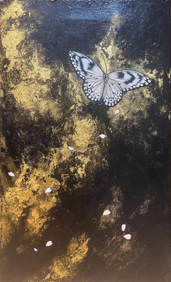 raycokondo29's tweet photo. 🦋Luminous Affairs | Van Der Plas Gallery, New York🦋
ニューヨーク、Lower East SideのVan Der Plas Galleryで
開催されるグループ展「Luminous Affairs」に参加します。

私はこれまで、蝶を主要なモチーフのひとつとして、
「移動・記憶・邂逅」をめぐる作品を制作してきました。

蝶は、変容や希望という普遍的な意味を帯びる一方、
私の作品においては、時間と空間を横断し、
土地に残る記憶や生命の気配を媒介する存在でもあります。

今回、Van Der Plas Galleryのオーナー、
Adriaan Van der Plas氏より、
私の作品世界について次の言葉をいただきました。

“Your visual world is unforgettable. The recurring butterfly motifs symbolize transformation and hope, while your distinctive style creates a poetic universe that remains in viewers' memories long after they leave the exhibition.”
　　　　　　　　　　　　　— Adriaan Van der Plas
　　　　　　　　　　　　　Owner, Van Der Plas Gallery, New York

「あなたの視覚世界は忘れがたいものです。
繰り返し現れる蝶のモチーフは変容と希望を象徴し、
あなた独自のスタイルは詩的な宇宙を生み出しています。
その世界は、鑑賞者が展示空間を離れた後も、
長く記憶の中に残り続けます。」

長年、自身の内側にある感覚を手がかりに構築してきた作品世界が、異なる文化圏においてどのように読み取られ、どのような言葉を獲得していくのか。

それもまた、
作品が旅をすることのひとつの意味だと考えています。

「Luminous Affairs」
Van Der Plas Gallery
New York
August 20–30, 2026

#LuminousAffairs #VanDerPlasGallery #NewYorkArt #ContemporaryArt #RaycoKondo #近藤麗子 #CALLING #Migration #Memory #Encounter #Butterfly