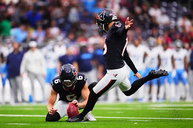 FantasyBowl's tweet photo. Tener a un pateador como Ka'imi Fairbairn en tu roster de Fantasy Football (especialmente con su rendimiento de 12.9 PPG) representa una ventaja estratégica masiva que la mayoría de los jugadores subestiman. 

En fantasy, la posición de kicker suele tratarse como una lotería semanal, pero un jugador de este calibre rompe el molde.Mientras el mánager promedio aplica streaming cambiando de pateador cada semana buscando un golpe de suerte, Fairbairn te entregó en la temporada regular de 2025 un suelo semanal devastador. 

Logró la marca histórica de 44 goles de campo anotados en apenas 15 partidos. Eso significa que, de manera consistente, promedió casi 3 goles de campo por encuentro. Al no sufrir variaciones extremas y capitalizar la ineficiencia de Houston en zona roja, sus 12.9 PPG equivalieron matemáticamente a tener un jugador de impacto como el corredor Breece Hall o el receptor Jayden Reed en su producción por juego en formato Half PPR, pero con una ventaja crucial: a Fairbairn lo reclutaste completamente gratis o en la última ronda del Draft, mientras tus rivales quemaron selecciones de capital alto. ¡Un titular extra gratis!

La clave estratégica para la nueva temporada es clara: no pagues un precio inflado por Brandon Aubrey en rondas medias. Puedes replicar la fórmula de Fairbairn esperando pacientemente al final de tu draft. 

Para la nueva temporada, NO pagues de más por Brandon Aubrey. Busca al "nuevo Fairbairn" al final de tu Draft: 

• Cameron Dicker (LAC): Precisión de élite (93% FG) con Jim Harbaugh. Un ataque terrestre que se estanca y asegura patadas en exteriores/clima de California. 
 
• Eddy Piñeiro (SF): Volumen garantizado en una ofensiva dominante que pisa la zona roja constantemente. 

• Cam Little (JAX): Pierna con potencia histórica (+65 yds). Techo masivo si tu liga premia la larga distancia. 

• Tyler Loop (BAL): El sleeper ideal en un ataque comandado por Lamar Jackson que pisa mitad de campo en cada serie. 

Gana tu liga desde los detalles.