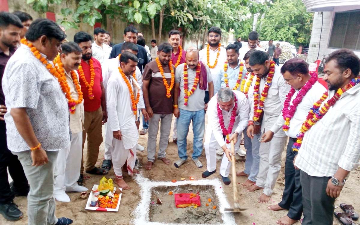 AzraNews's tweet photo. नगर पालिका कार्यालय में हुआ भूमि पूजन व शिलान्यास,आधुनिक रिकॉर्ड रूम https://t.co/rGjFaKmWFe @dmfatehpur @FatehpurSdm @FatehpurBJPUP @myogioffice @rajkuma03877584 @Annu_BJP @ajitanjum 
67.23 लाख से बनेगा आधुनिक रिकॉर्ड रुम : अज़रा न्यूज फतेहपुर https://t.co/q34aW6IDpA