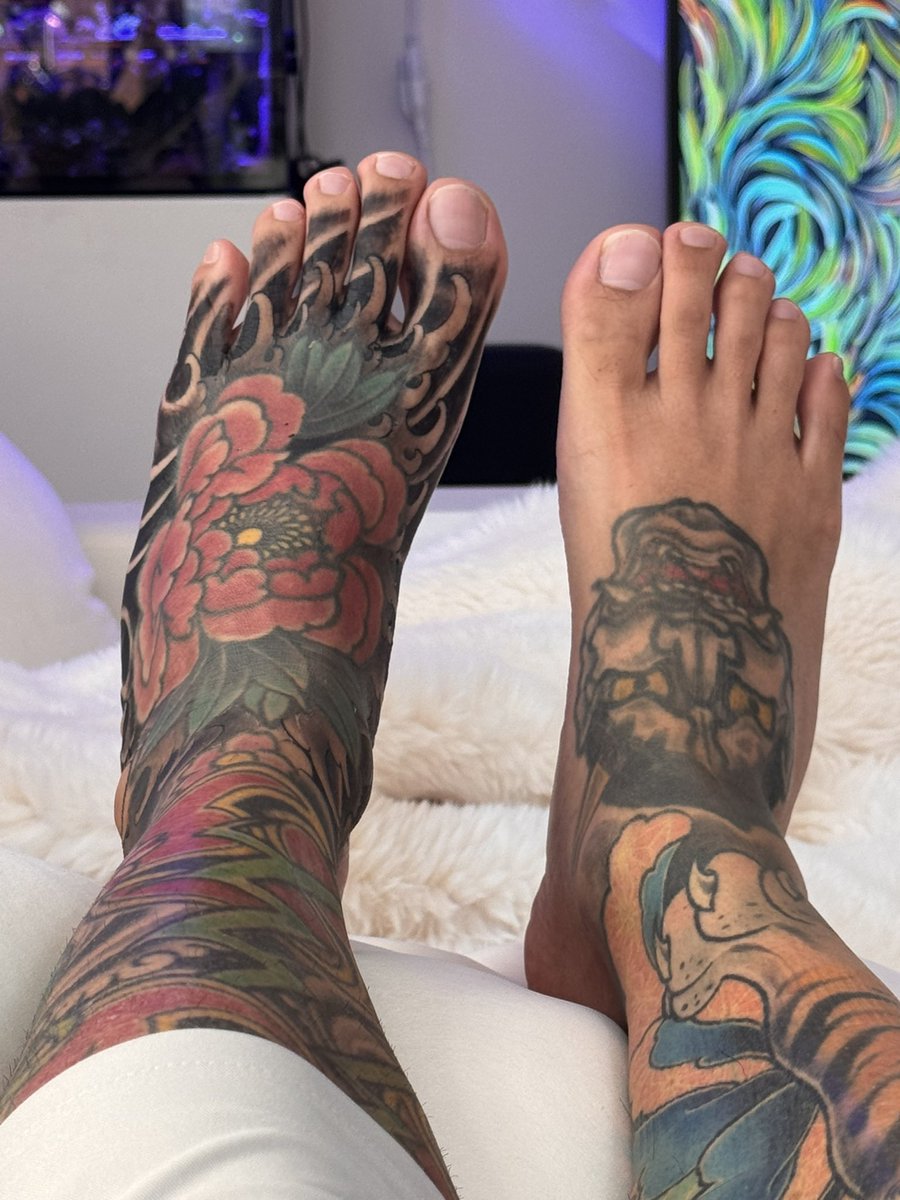tattedbodysuit's tweet photo. Happy Friday!!! Almost done peeling! Day 12 post tattoo. https://t.co/V6w7qTaCfC