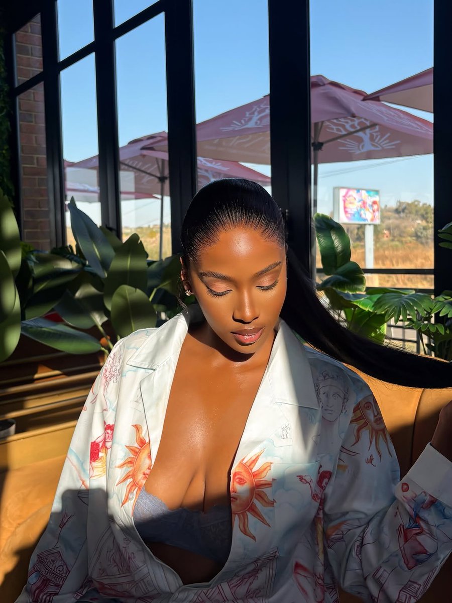 grade1babe's tweet photo. The sun didn't come to play. Same as me. 

ayaaa.nqu https://t.co/QGqeSvZj5Z
