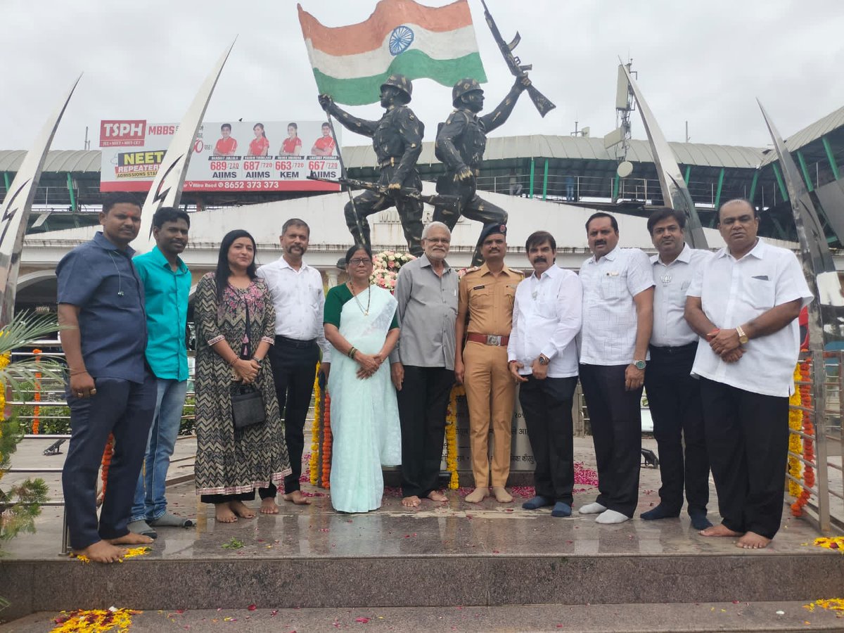 Humanity2008's tweet photo. your courage, honor, and sacrifice inspire us.
Prakash Rane Uncle &amp; Jyoti Rane Aunty paying tribute to their son
MAJOR KAUSTUBH RANE (SM)**
36-RR || 12 GARHWAL RIFLES
on his #BalidanDiwas today.

Your courage and  sacrifice  is  inspiration for many 

#Freedomisnotfree https://t.co/sLTyjFbzes