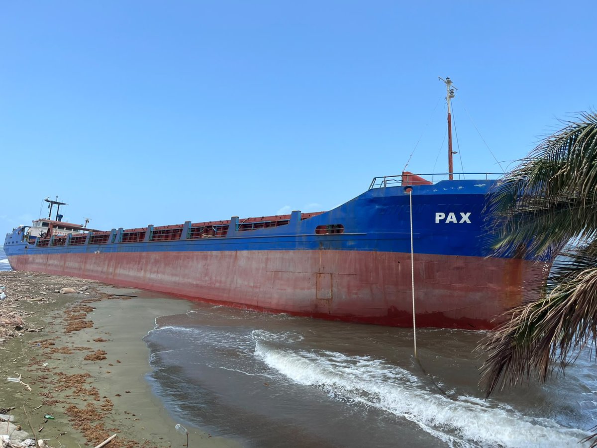 xabatis's tweet photo. El olor a combustible "posiblemente" derramándose de este buque encallado, desde hace rato en la playa de María Chiquita en Colón está fuerte! 
#TomeNota @MiAmbientePma @juancanavarro https://t.co/8tQtHZct90