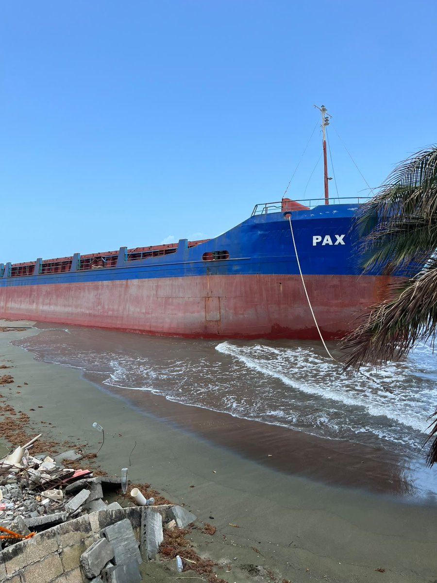 xabatis's tweet photo. El olor a combustible "posiblemente" derramándose de este buque encallado, desde hace rato en la playa de María Chiquita en Colón está fuerte! 
#TomeNota @MiAmbientePma @juancanavarro https://t.co/8tQtHZct90