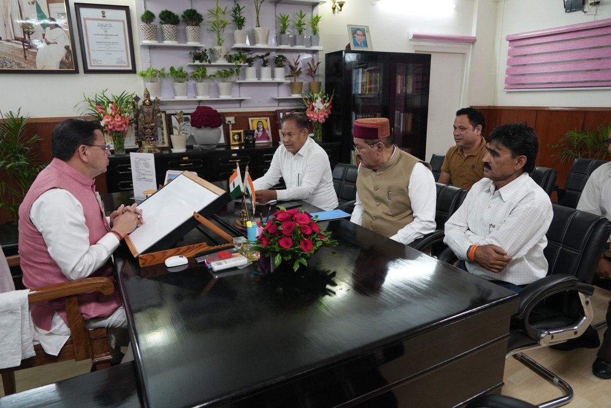 OfficeofDhami's tweet photo. माननीय मुख्यमंत्री श्री @pushkardhami जी से सचिवालय में माननीय कैबिनेट मंत्री श्री @Bschaudharymla जी एवं बदरीनाथ विधानसभा क्षेत्र से माननीय विधायक श्री लखपत बुटोला जी ने भेंट की। https://t.co/2jOa4i1j70