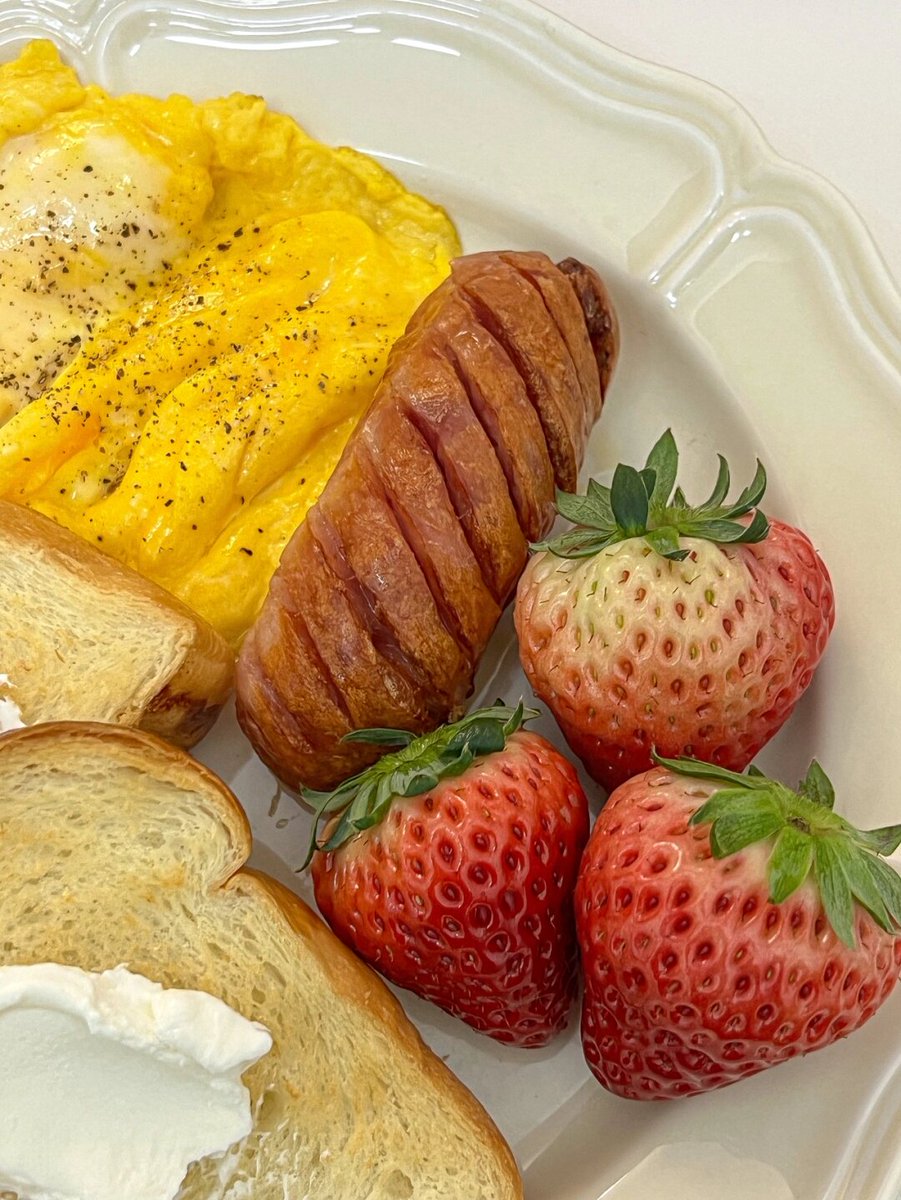 Real_JadaPotata's tweet photo. Perfect post-work snack: golden toast with melted peanut butter + fresh strawberry slices  — simple, sweet, and so satisfying! https://t.co/UzpJ176Q79
