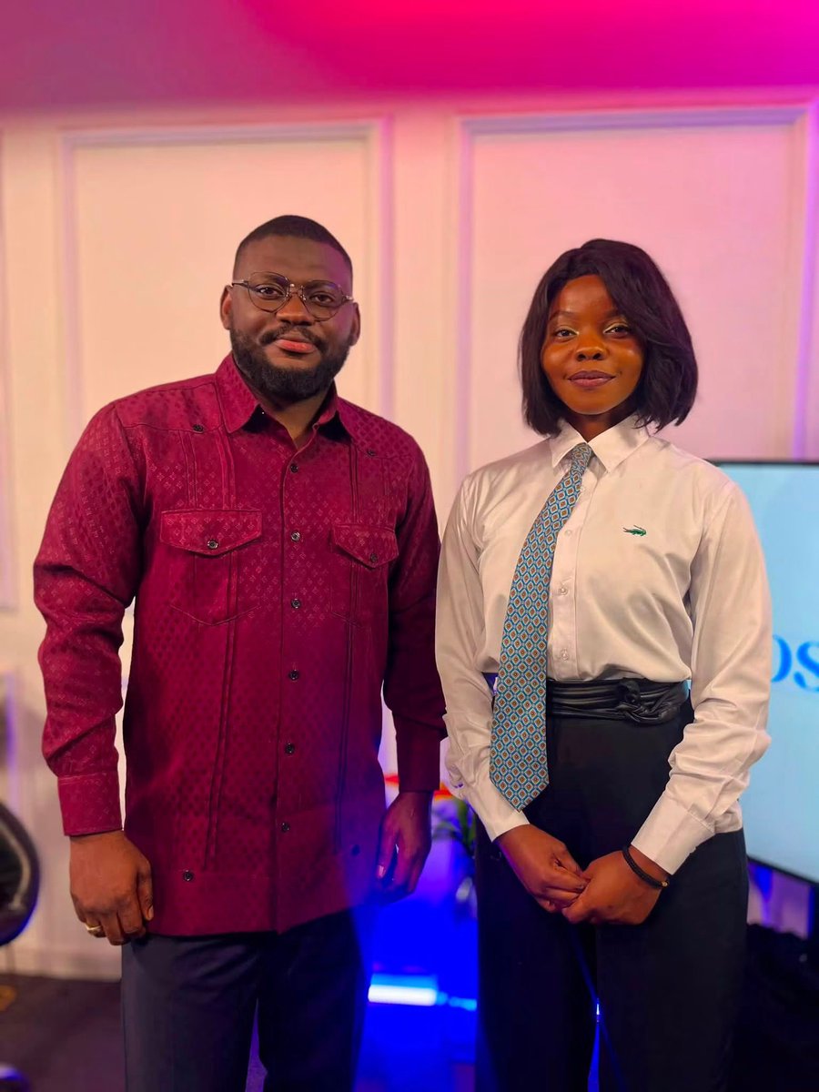 KimKimuntu's tweet photo. Mosaïque dans toute sa diversité 🎤🎤🎤

L’invité de ce nouveau numéro Mosaïque est Merdie Bosengele, journaliste et consultant en communication. 

Il est L’une des meilleures plumes journalistique dans la sphère médiatique congolaise. 
J’ai beaucoup appris au près de lui en presse écrite au journal la Prospérité. Il écrit l’histoire mais au présent 👌

Introverti de nature, il a repoussé ses limites pour nous offrir un moment rempli d’émotion et de sincérité 

Derrière chaque grand titre d’un journal se cache un journaliste qui a choisi de chercher, et l’un d’eux c’est Merdi Bosengele 🙏🙏

Bravo @MerdiBosengele ! Nayebisaka yo na #Paris 

Sors de l ombre 

#maloba