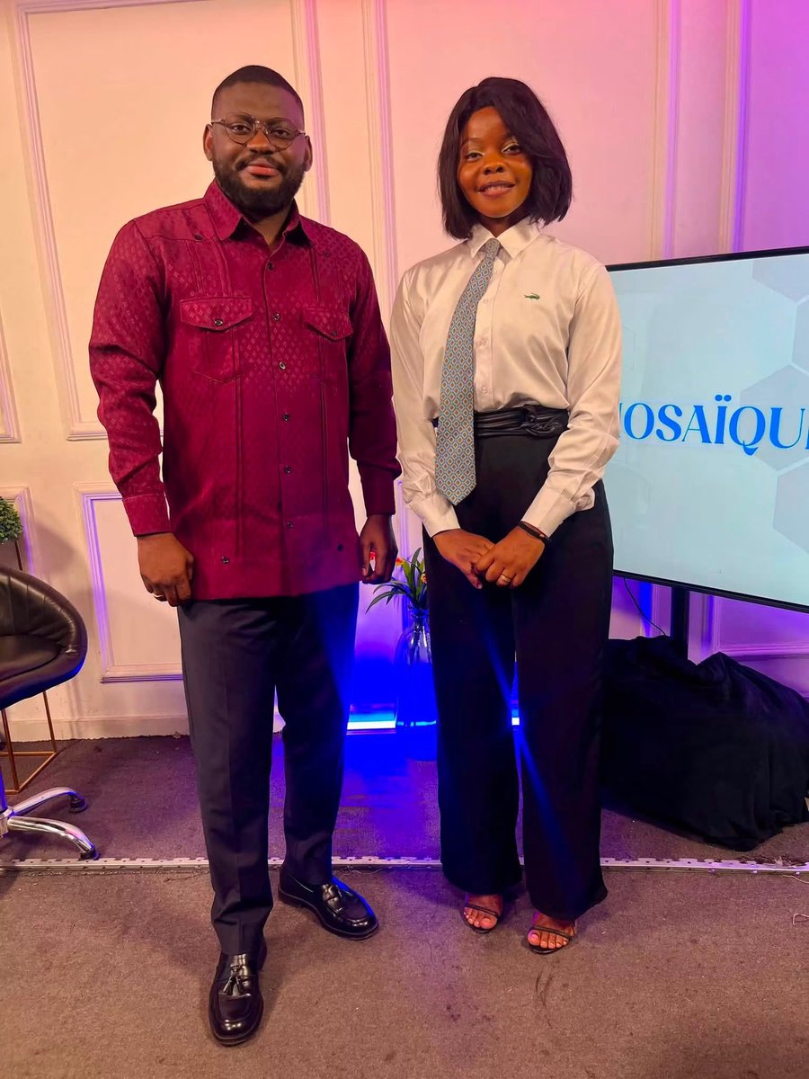 KimKimuntu's tweet photo. Mosaïque dans toute sa diversité 🎤🎤🎤

L’invité de ce nouveau numéro Mosaïque est Merdie Bosengele, journaliste et consultant en communication. 

Il est L’une des meilleures plumes journalistique dans la sphère médiatique congolaise. 
J’ai beaucoup appris au près de lui en presse écrite au journal la Prospérité. Il écrit l’histoire mais au présent 👌

Introverti de nature, il a repoussé ses limites pour nous offrir un moment rempli d’émotion et de sincérité 

Derrière chaque grand titre d’un journal se cache un journaliste qui a choisi de chercher, et l’un d’eux c’est Merdi Bosengele 🙏🙏

Bravo @MerdiBosengele ! Nayebisaka yo na #Paris 

Sors de l ombre 

#maloba