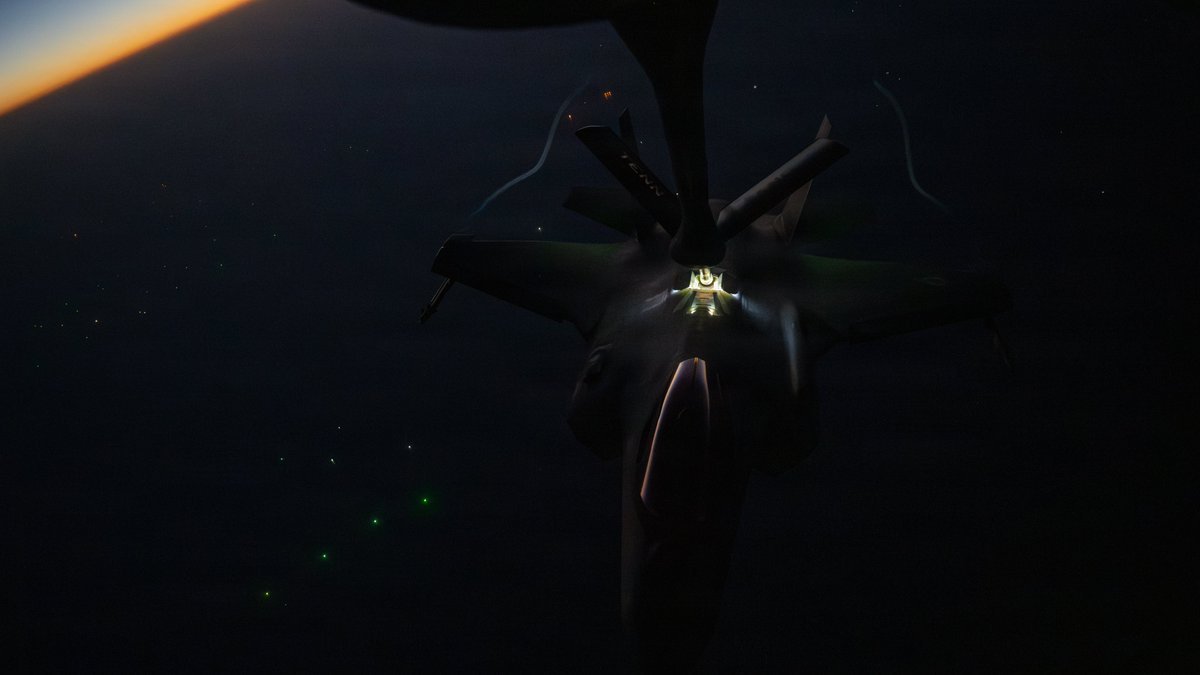 Jaovex_Int's tweet photo. A U.S Air Force KC 135 Stratotanker refuels a F-35A fighter jet in the Middle East. https://t.co/Wj3RPOzRuJ