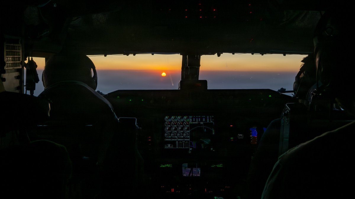 Jaovex_Int's tweet photo. A U.S Air Force KC 135 Stratotanker refuels a F-35A fighter jet in the Middle East. https://t.co/Wj3RPOzRuJ