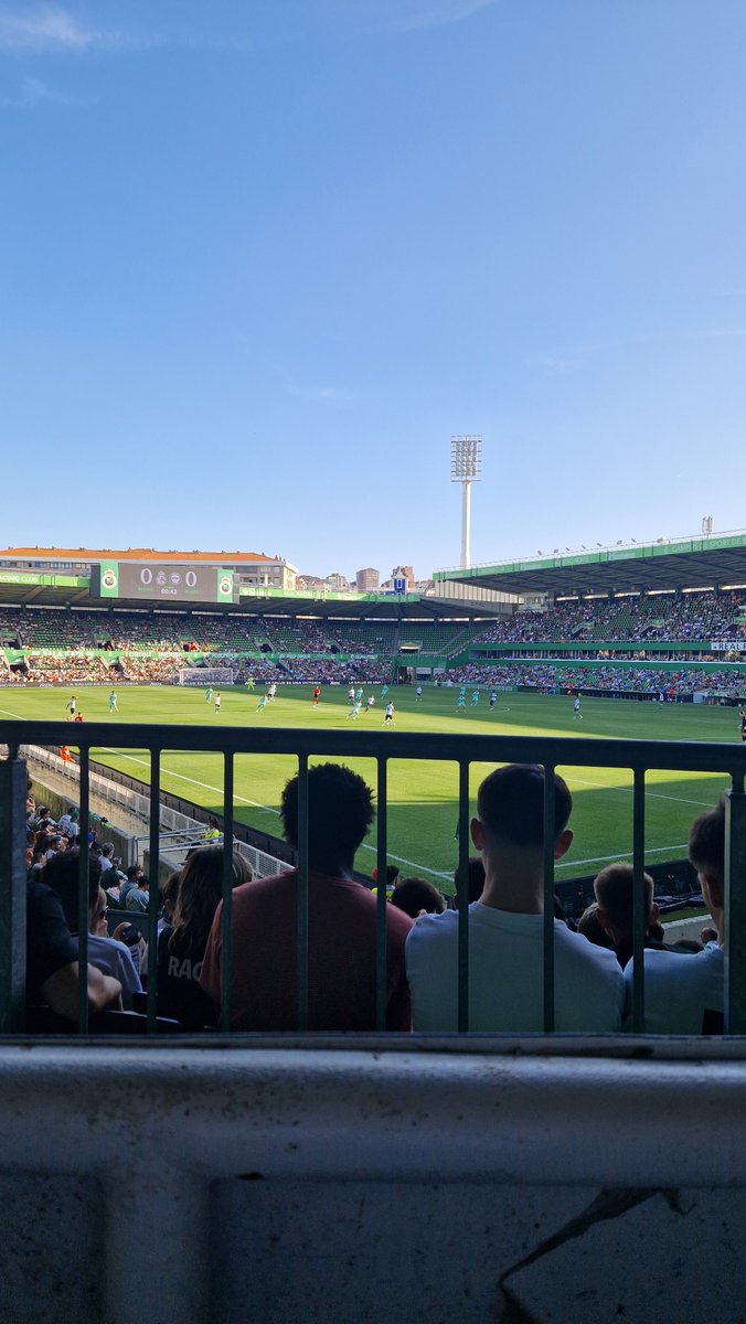 Andrea792's tweet photo. @realracingclub es posible arreglar esto? El andamio que habéis puesto es más alto que la propia grada de tribuna. Nos dejamos el dinero en los abonos y nos encontramos esto. Así no. https://t.co/z0n70djwl1