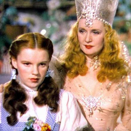 BajoSanta's tweet photo. Ya sabéis. Hay brujas malas y hay brujas buenas, como la bruja buena del norte. 
En recuerdo de #BillieBurke, que nació tal día como hoy. #ElMagoDeOz https://t.co/Va5p15Jx9I