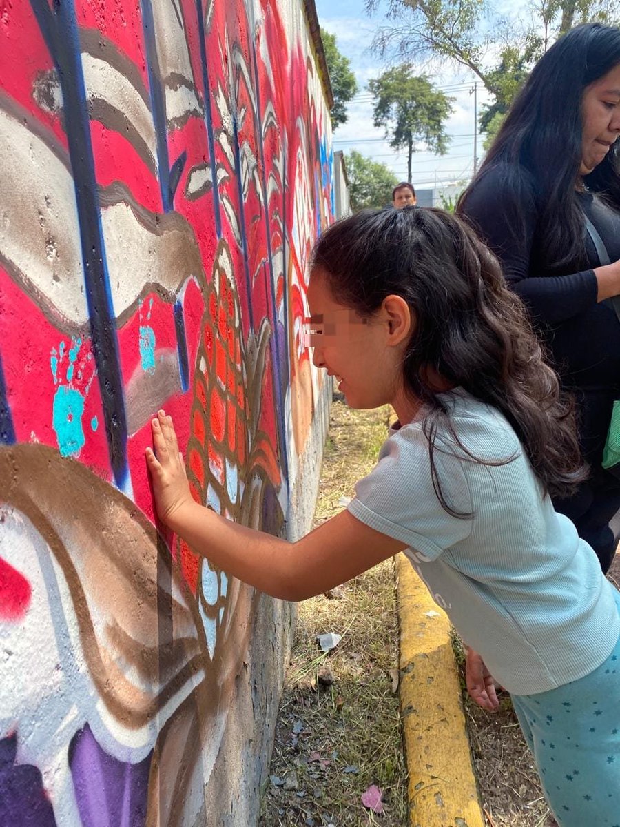 NancyNunezmx's tweet photo. Hoy tuve la oportunidad de compartir un momento muy especial con las niñas y los niños que forman parte de Hormiguitas Sembrando. 💜🐜

Ver cómo transforman un muro en un mensaje de esperanza nos recuerda que el bienestar también se construye con arte, participación y comunidad. Cada trazo refleja su creatividad, sus sueños y el cariño que sienten por Azcapotzalco. 🌱🎨
#BienestarParaElPueblo