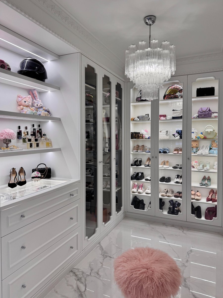 Asia__Alpha's tweet photo. Whose precious French-style walk-in closet is this?! https://t.co/jzeLT9u9My