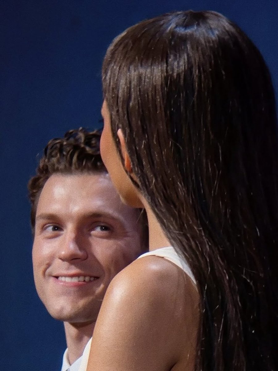 ashts1989's tweet photo. Mia madre ha detto che a Tom Holland brillano gli occhi quando guarda la moglie Zendaya. Ed è proprio vero😭 https://t.co/jObQnsX97t