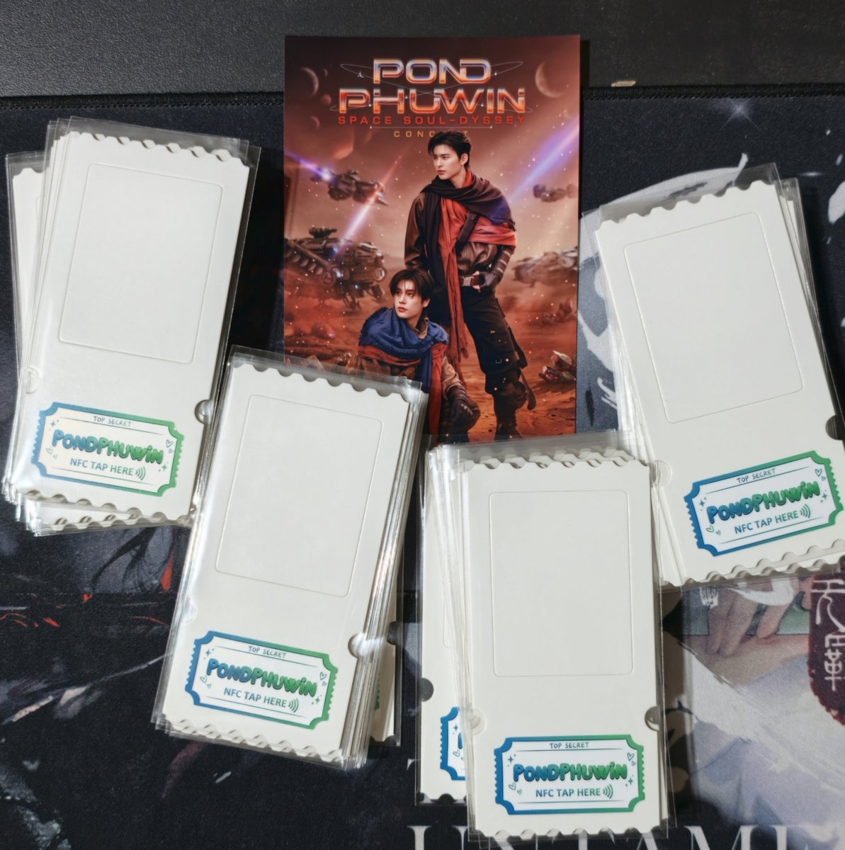 view_tam2's tweet photo. *☆:ﾟ･.･.#PondPhuwinConcert .･　ﾟ:☆*

2nd Giveaway - PPW  🐻🐼🧡💚
 
ในเมื่อเราชอบการสุ่มเป็นชีวิตจิตใจ ก็สุ่มรูป สุ่มเพลง สุ่มกันจุกๆไปเลย4รูป4เพลงค่าาา~🤟🏻

ปล.รูปเป็นฟีลคล้ายๆรูปฟิล์มงับ ส่งไฟฉายภาพได้ด้วย📸

📅 Date: 22 - 23 Aug 2026
🎁 Random card NFC : 48 ae
📍TBA https://t.co/6nFM7xHGbK