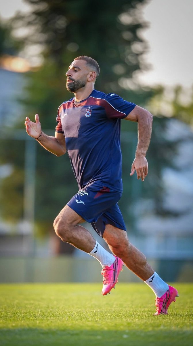 futaspor's tweet photo. Jürgen Klopp'tan Salah'ın transferini eleştirenlere: Türkiye kesinlikle düşük seviyeli bir kulüp ya da lig değil.

Mo Salah'ın diğer ligler yerine Türkiye'yi seçmesi hakkında insanların ne dediği inanın hiç umurumda değil. Size sadece şunu söyleyebilirim; o, ne yaptığını çok iyi bilen elit bir futbolcu ve kendisi için her zaman en doğru kararı verir.

Eğer gittiği kulüp gerçekten bir şeyler kazanmak istiyorsa, Salah'ın oradaki seviyeyi her geçen gün daha da yukarı çekeceğine eminim. Hep söylerim; en iyi oyuncuların bile her zaman sevmeyenleri olur. Siz kendi kendinize hangi bahaneyi uydurursanız uydurun, o nefret bir şekilde dolaşıma girer.

Ama bana sorarsanız, orası kesinlikle düşük seviyeli bir lig ya da kulüp değil. Eğer Salah verdiği bu karardan mutluysa, hakkında saçma sapan konuşmanın hiçbir alemi yok. Artık en iyi oyuncuları eleştirmek yerine, sevdiğiniz takım için geçmişte yaptıklarını takdir edip bunu kabullenmenin tam zamanı.