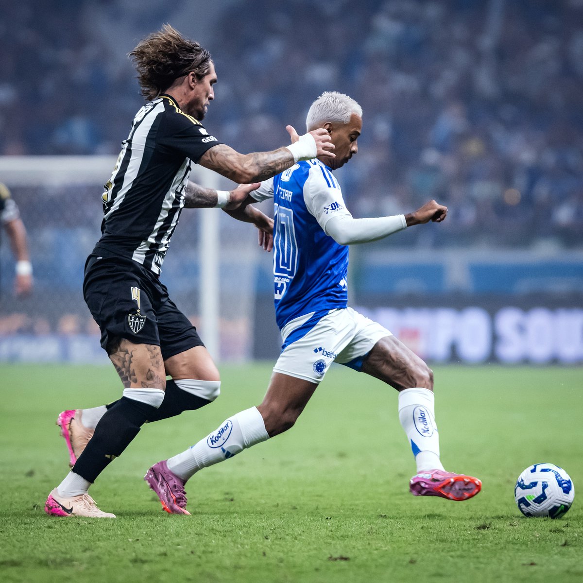 jornalhojeemdia's tweet photo. Sorteio das quartas da Copa do Brasil pode colocar Atlético e Cruzeiro frente a frente
Clique e saiba mais 👇
https://t.co/DZdldTHzqb
📷 Gustavo Aleixo/Cruzeiro
#esportes #futebol #cbf #copadobrasil #sorteio #quartasdefinal #possível #confronto #clássico #atleticoxcruzeiro https://t.co/h0Ub4evgLv