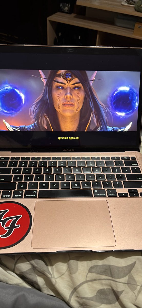 chocojunkieee's tweet photo. Gentita, estoy vendiendo esta compu Macbook Air M1 del 2020 (funciona súper bien), solo tiene un par de golpes a en las esquinas inferiores y un "crack" abajo de la pantalla que no la afecta. Tiene 256 SSD y 8gb de ram. Precio a $480 negociables. Yo corro juegos ahí y todo perfect, se ve hermoso. Me avisan interesados porfa y por si acaso no intercambio ni nada.