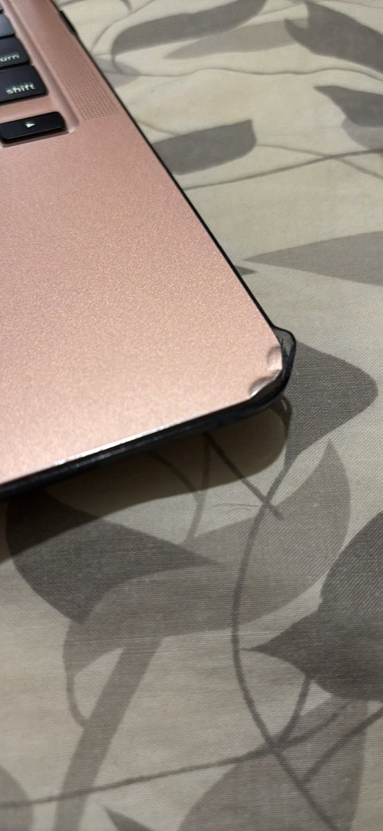 chocojunkieee's tweet photo. Gentita, estoy vendiendo esta compu Macbook Air M1 del 2020 (funciona súper bien), solo tiene un par de golpes a en las esquinas inferiores y un "crack" abajo de la pantalla que no la afecta. Tiene 256 SSD y 8gb de ram. Precio a $480 negociables. Yo corro juegos ahí y todo perfect, se ve hermoso. Me avisan interesados porfa y por si acaso no intercambio ni nada.
