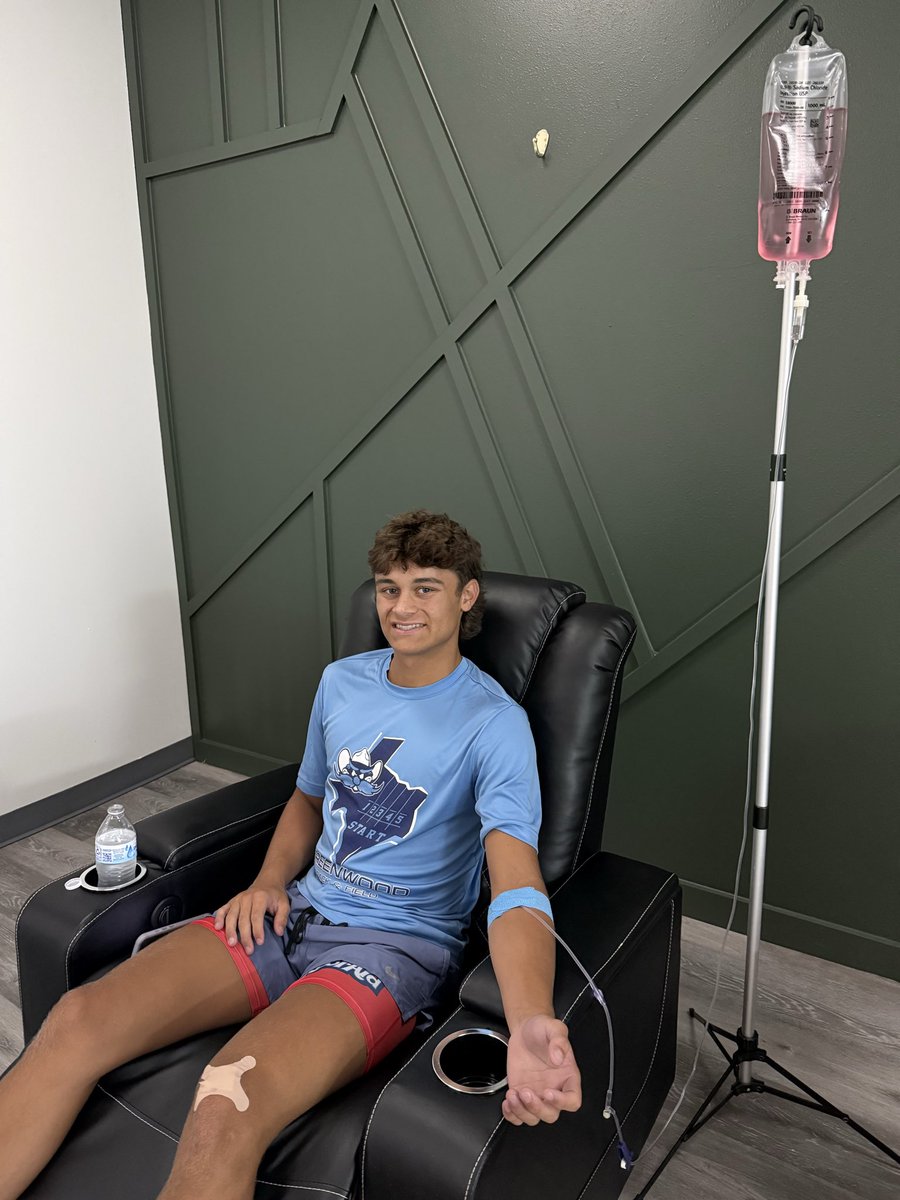 GraysonLwood's tweet photo. Recovery time!  Getting ready for intra-squad scrimmage tomorrow.  Thanks ProSource Hydration Greenwood for making it not hurt. #recoverytime #routerunner #hydration https://t.co/JNmY9HNnLX