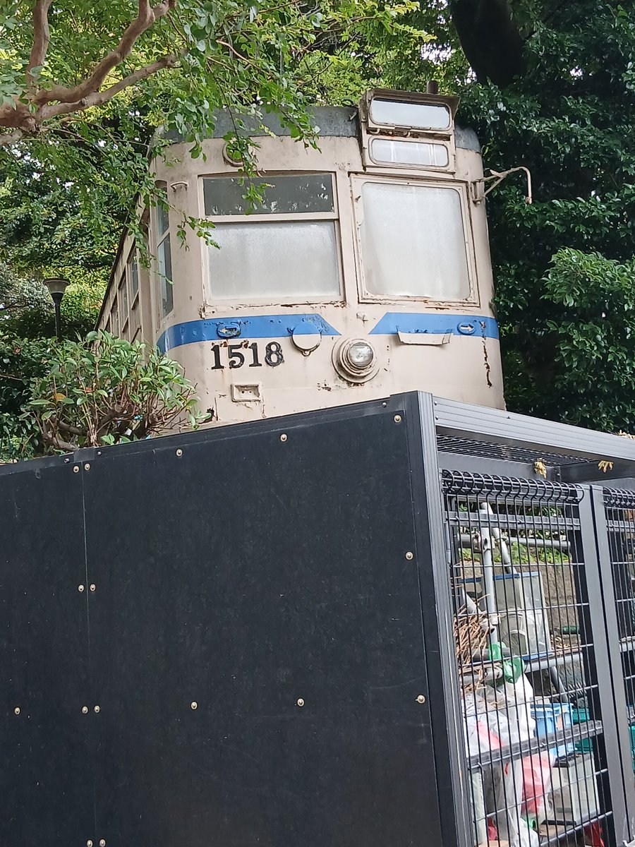 megaton9638307's tweet photo. 横浜市西区　野毛山動物園の市電展示
以前は中に入れたけど、老朽化のためか入れなかった。 https://t.co/KS1AnucUBQ