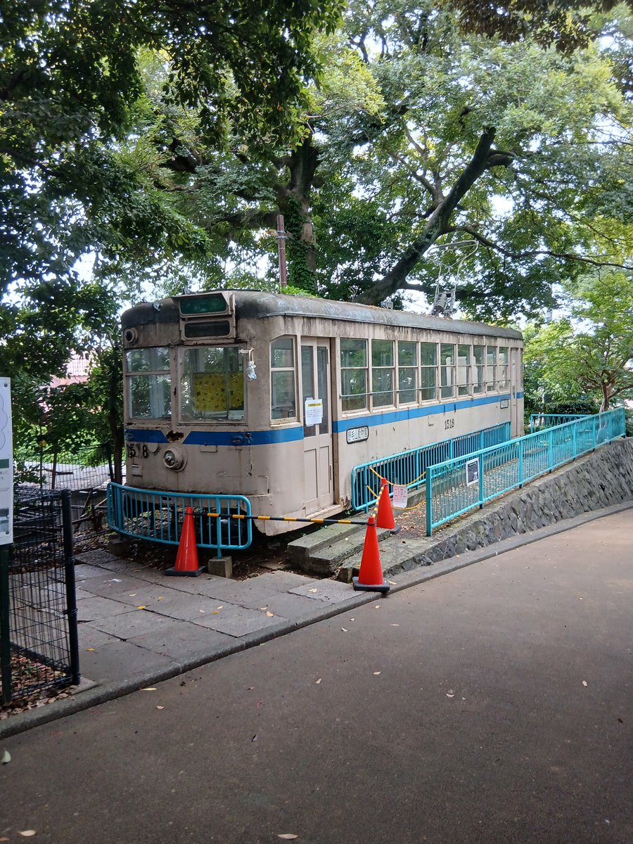 megaton9638307's tweet photo. 横浜市西区　野毛山動物園の市電展示
以前は中に入れたけど、老朽化のためか入れなかった。 https://t.co/KS1AnucUBQ