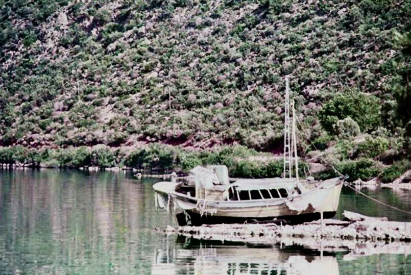 YusufYavuz3's tweet photo. Bir coğrafya nasıl çalınır, herkese ait olan nasıl sadece şirketlerin olur?

Kaş Bucak Denizinde suyun içine kadar sokulan bir otel. Düşük sezonda gecelik oda fiyatı 25 bin TL. 
Yanında aynı bölgenin 1980’lerdeki hali. Deniz tabanından buz gibi kaynak sularının çıktığı yıllar. ⬇️ https://t.co/zdQHyR3uj4