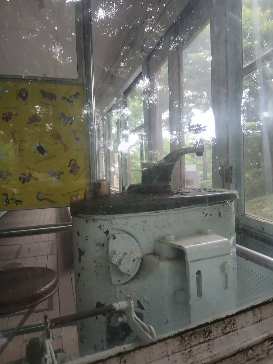 megaton9638307's tweet photo. 横浜市西区　野毛山動物園の市電展示
以前は中に入れたけど、老朽化のためか入れなかった。 https://t.co/KS1AnucUBQ