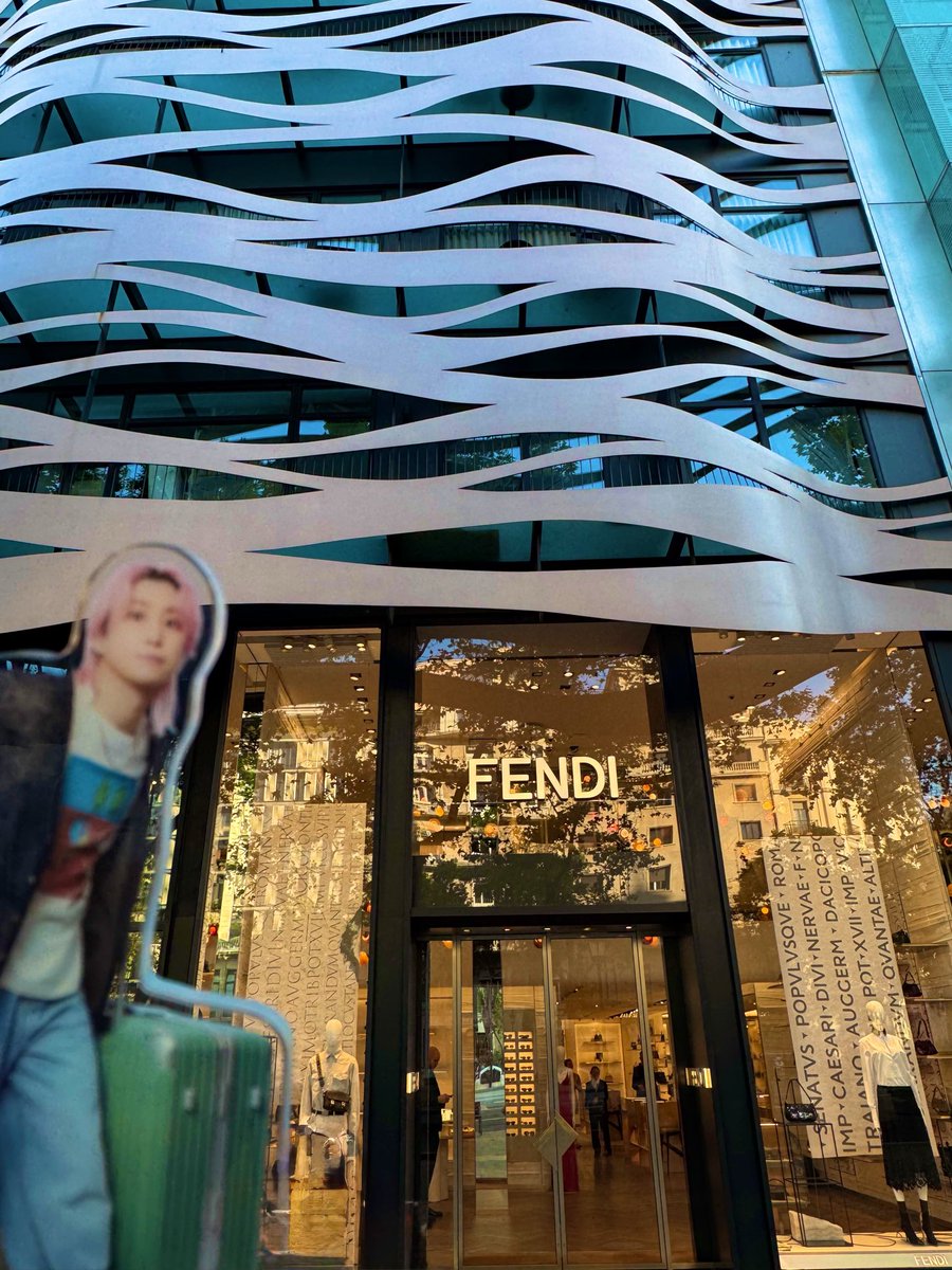 ucumnmk's tweet photo. #MediterraneanTrip2026
#Barcelona #FENDI 

 |ω･)ﾁﾗﾘ https://t.co/Vp5Zajbr3i