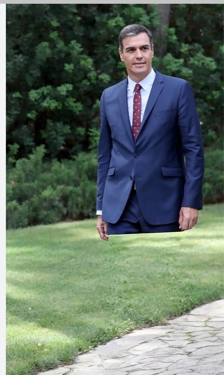 MarBalCas's tweet photo. Pedro Sánchez paseando por los jardines de la Mareta tras la reunión https://t.co/1Jhy7MeNbQ