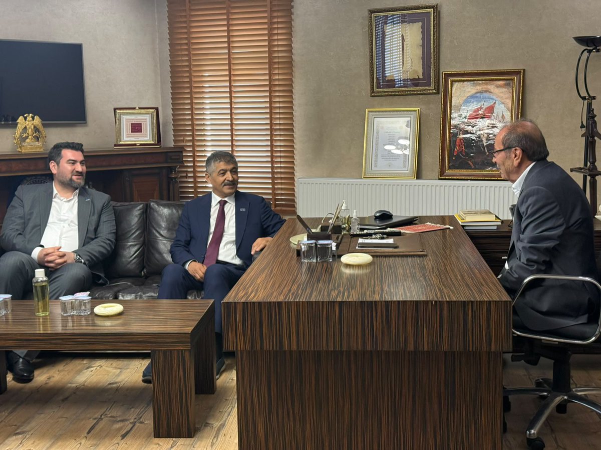 kirikkaleaparti's tweet photo. 🗝️Kırıkkale Esnaf ve Sanatkarlar Odaları Birliği Başkanımız Osman Cebeci ve Başkanı olduğu Kırıkkale Kredi ve Kefalet Kooperatifi
Yöneticilerimiz ile bir araya geldik. Başkanımız nezdinde yöneticilerimine misafirperverliklerinden dolayı teşekkür ediyoruz.
#anahtarparti #istikrar https://t.co/CPwyBykXRZ