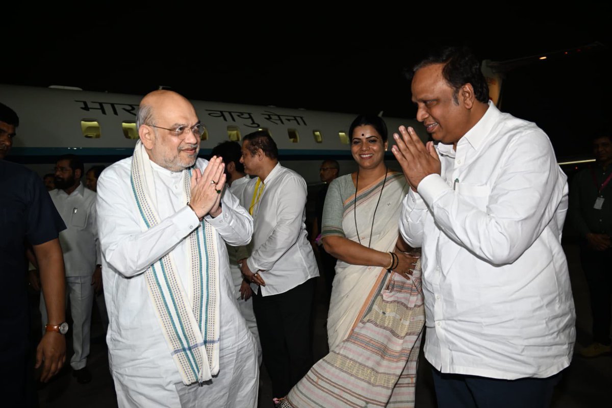 ShelarAshish's tweet photo. Honoured to extend a warm welcome to Hon’ble Union Home and Cooperation Minister Amitbhai Shah alongside Hon’ble CM Devendra Fadnavis Ji, Hon'ble DCM Eknath Shinde Ji upon his arrival at Mumbai Airport today. 

State President Ravindra Chavan Ji, Union Minister of State Murlidhar Mohol Ji, Rajya Sabha MP Vinod Tawde Ji, Minister Mangal Prabhat Lodha Ji, Minister Jaykumar Rawal Ji, Mumbai BJP President Ameet Satam Ji, Mayor Ritu Tawde Ji and other esteemed colleagues were present on this occasion.

@AmitShah @Dev_Fadnavis @mieknathshinde 

#AmitShah #Mumbai #BjpMaharashtra