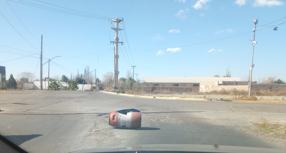 CSilvyBeatriz's tweet photo. @lasherasmza  este tacho hace 3 meses que está en Uruguay y Perú de Las Heras. Señalamiento de última generación @lopresti_lh https://t.co/Df6LCYIDmF