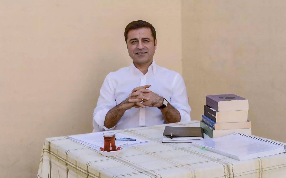 AvHnc's tweet photo. @oencueonuroenc Sn @SaruhanOluc ; Kürt Siyasi Hareketinin doğal siyasi lideri sn @hdpdemirtas 'ı haksız, hukuksuz 10 yıldır esir tutanlar PKK + Öcalan + @DEMGenelMerkezi + AKP işbirliğidir.
 
Sn @hdpdemirtas 'a 10 yıldır zulmeden, çoluğundan çocuğundan eden bu kötülük şebekesidir. https://t.co/sQkeaSTQoH