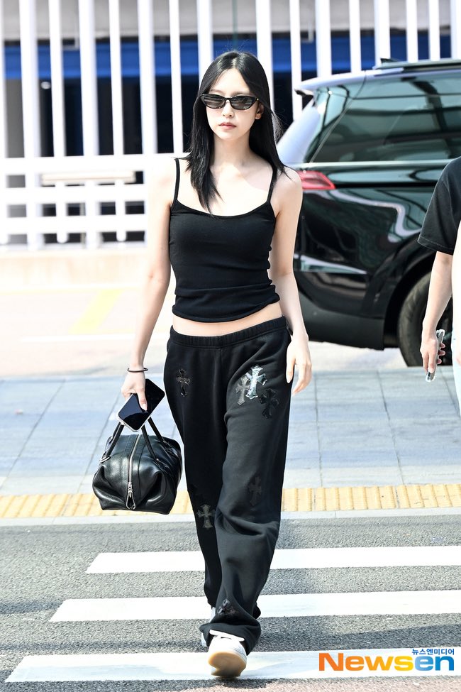 fangirlingMo's tweet photo. The cool and hot girl she is 😎 🥵 https://t.co/f3UP4k8e0I