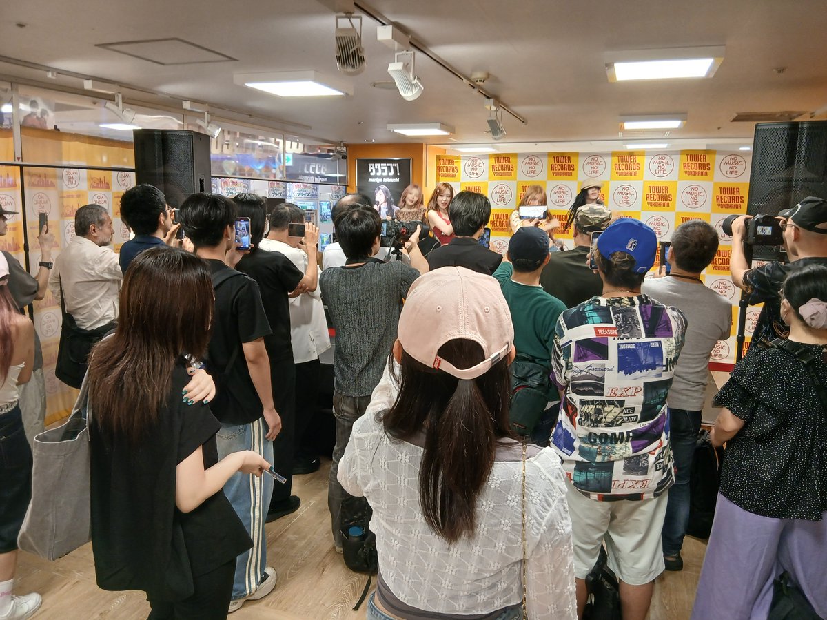 megaton9638307's tweet photo. タワ横行ったらKポップアイドルのリリイベをやってたんで、便乗して観てきた。 https://t.co/wIweqE3QOu