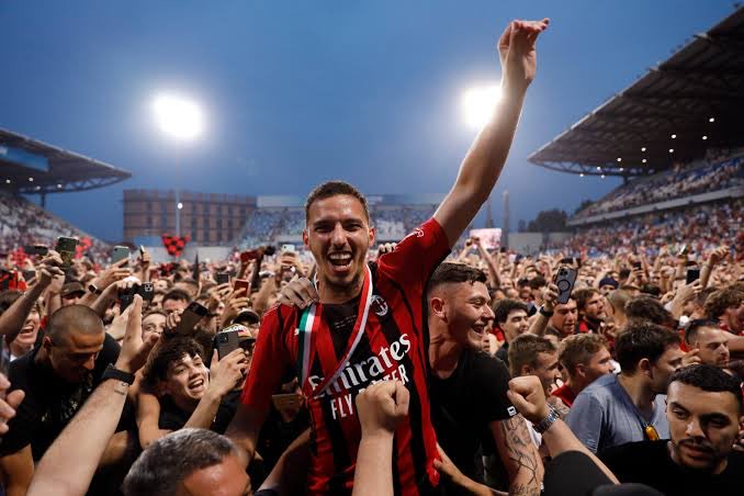 AC_MilanFR's tweet photo. 🔴 OFFICIEL : Milan annonce trouvé un accord à l'amiable pour la résiliation du contrat de Bennacer.

Bonne continuation mon frère @IsmaelBennacer ❤️ https://t.co/5xLDwhUHik