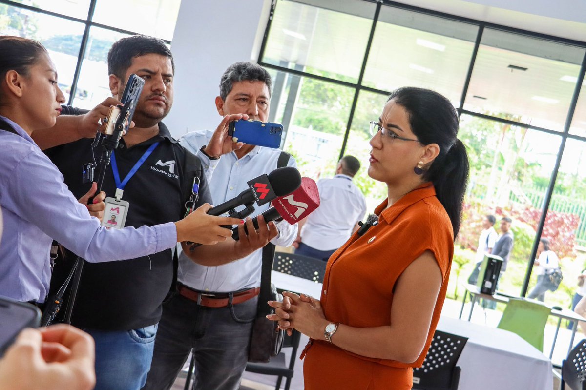 Educacion_Ec's tweet photo. 🎙️ [EN MEDIOS] Durante su visita a Santo Domingo de los Tsáchilas, la ministra @GildaAlcivarOk dialogó con medios locales como Radio Macarena, Radio Max, Zaracay TV y Majestad TV, donde compartió las acciones que impulsa el Gobierno Nacional en beneficio de la juventud.

En las entrevistas destacó #JóvenesEnAcción, una iniciativa que abre las puertas a la primera experiencia laboral para miles de jóvenes, permitiéndoles fortalecer sus habilidades, adquirir experiencia y dar un paso firme hacia la construcción de su futuro. 💼🚀🇪🇨